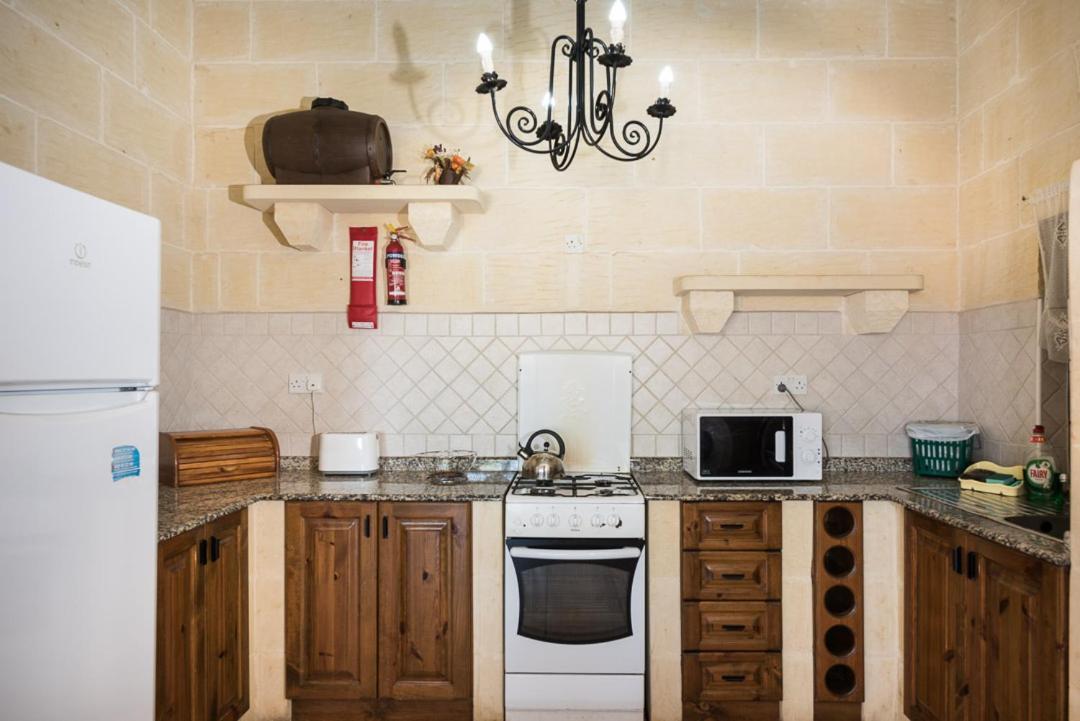 4 Bedroom With Private Pool & Views Nadur